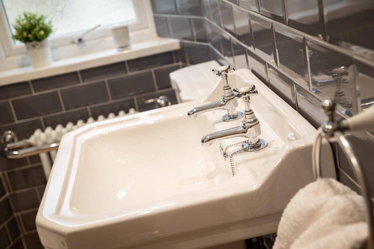 Woodland Cottage - Private Courtyard - Pet Friendly Retreat In The Heart Of Windermere Zewnętrze zdjęcie
