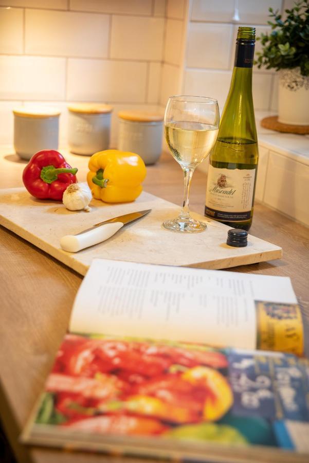 Woodland Cottage - Private Courtyard - Pet Friendly Retreat In The Heart Of Windermere Zewnętrze zdjęcie
